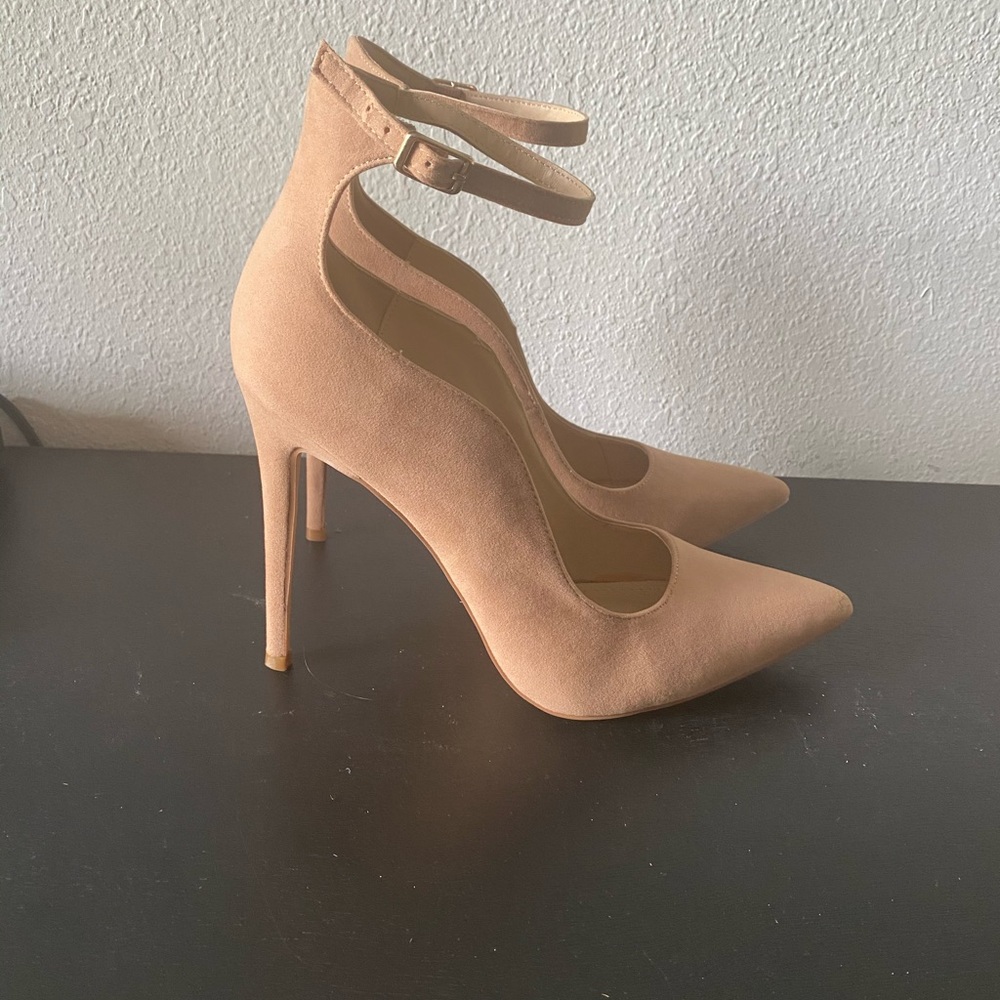 Show Republic LA Pointed Heels
